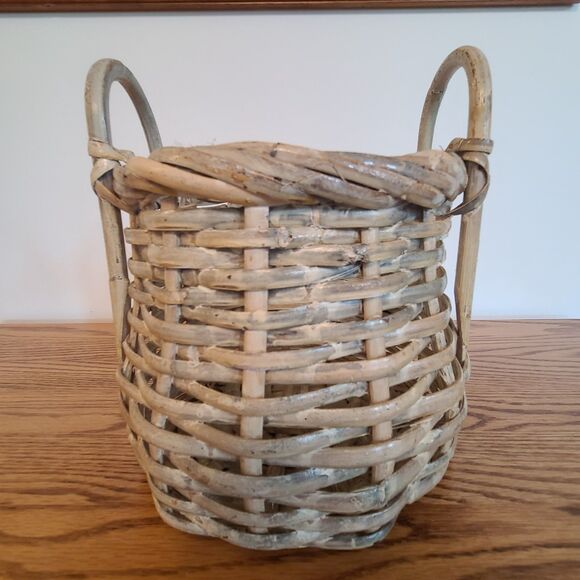 Vintage Whitewashed Wicker Basket With Molded Flowers Ribbon Details Shabby Chic - Picture 9 of 10